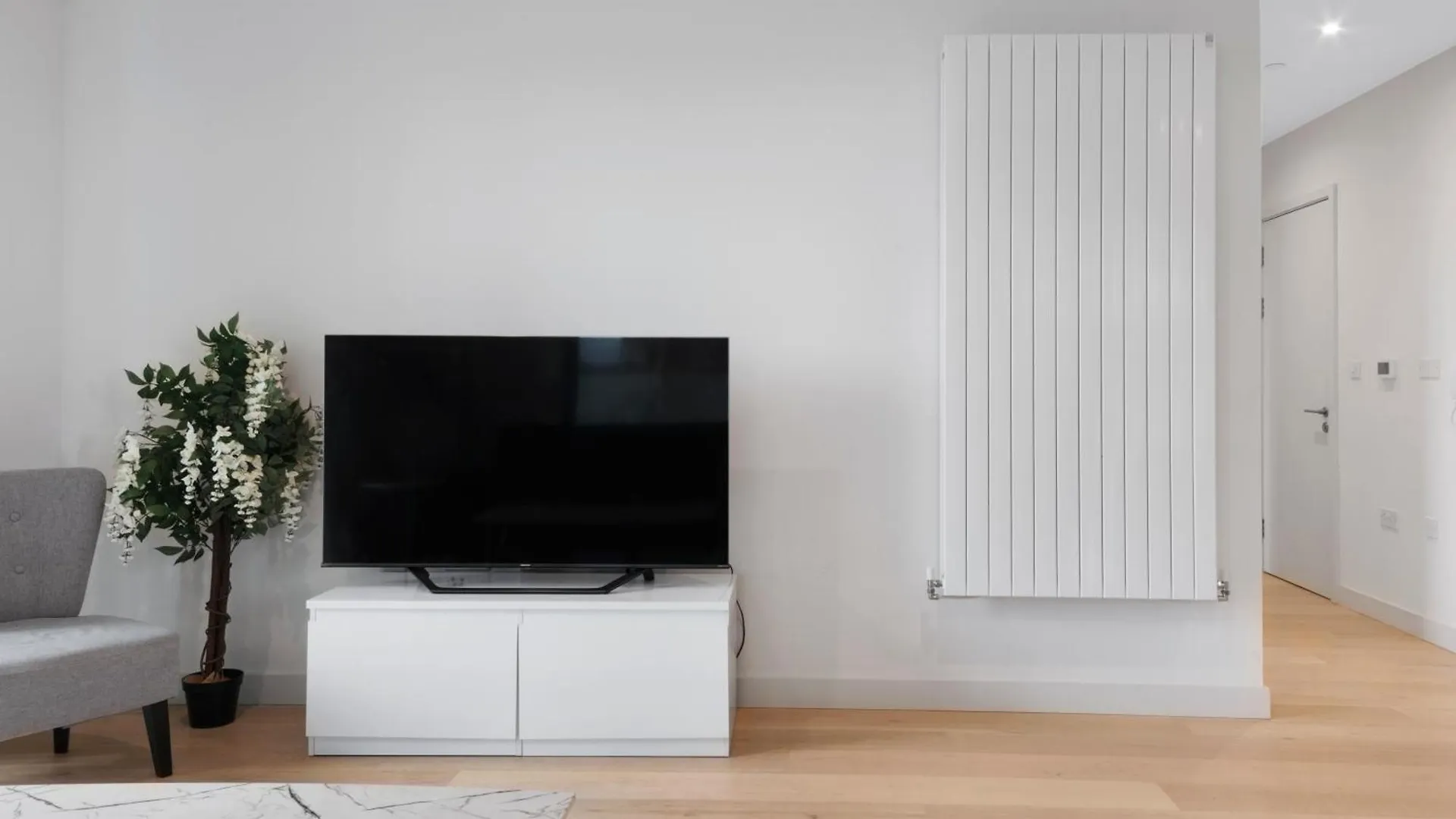 Excel 2 Bedroom Apartment Near City Aiport And O2 Arena contacts