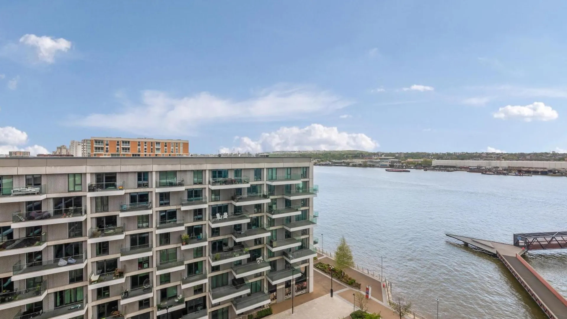 Excel 2 Bedroom Apartment Near City Aiport And O2 Arena London